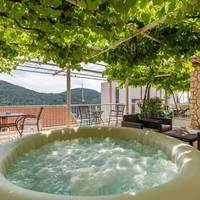 Studio Apartment with Terrace