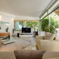 Luxury Three-Bedroom Apartment with Patio, Hot Tub and Sea View