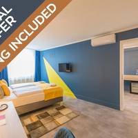 Connecting Family Room – Parking included