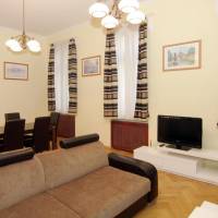 Deluxe Three-Bedroom Apartment