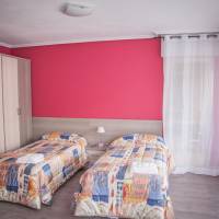 Twin Room with Extra Bed and Shared Bathroom