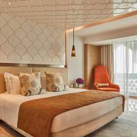 Apollo Suite Sea View – Cocktail hours at a pre-designated venue between 18:00 and 19:00 hours, 50% discount on airport transfers in a multi-utility vehicle