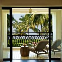 Twin room with club access and view