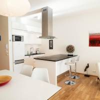 Deluxe Two-Bedroom Apartment with Balcony - Laugavegur 85