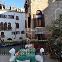 Large Two-Bedroom Apartment with Terrace and Canal View - Calle Pinelli