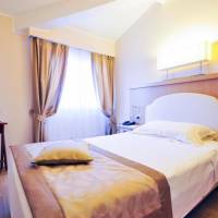 Deluxe Single Room with Balcony and Lateral Lake View and Spa Access