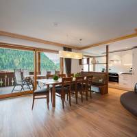 Four-Bedroom Apartment (8 Adults) with Balcony