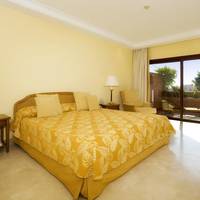 Deluxe One-Bedroom Apartment