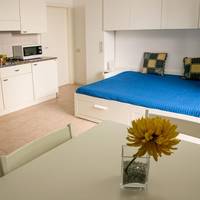 One-Bedroom Apartment with Private Patio - Ground Floor (5 Adults)