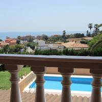 Deluxe 3-Bedroom Apartment with Sea View