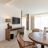 Family Room with Direct Pool Access (4 Adults + 2 Children)