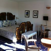 Deluxe Room (2 Adults + 1 Child)