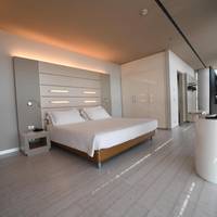 Suite King Bed with sofa bed