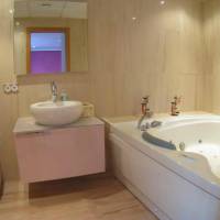 Queen Suite with Spa Bath