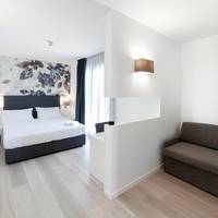 Deluxe Suite with Lateral Sea View