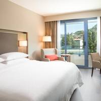Deluxe King Room with Pool View