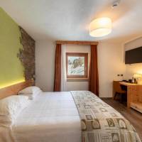 Double or Twin Room with Mountain View