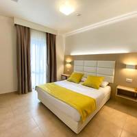 Double or Twin Room with Balcony and Lateral Lake View