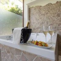 Deluxe Suite with Spa Bath