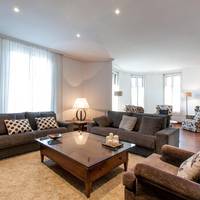 Deluxe Four-Bedroom Apartment - Ronda Universitat 17