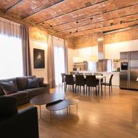 Four-Bedroom Apartment Comfort - Ronda Universitat 15