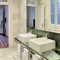 Deluxe Three-Bedroom Apartment