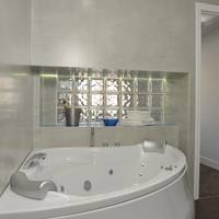 One-Bedroom Apartment with Spa Bath