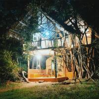 Deluxe Tree House