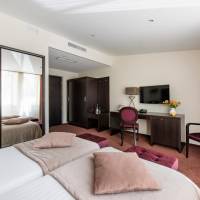 Twin Room with inner window