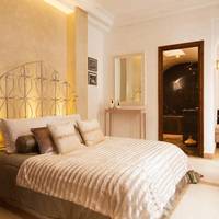 Deluxe Jasmine Suite