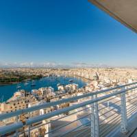 Deluxe Three Bedroom Seafront Apartment