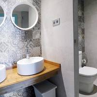 Bed in 6-Bed Mixed Dormitory Room with Private Bathroom