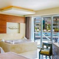 Swim Up Suite