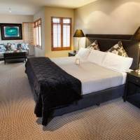 Standard Queen Room with Pool View