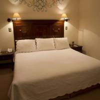 Colonial Queen Room