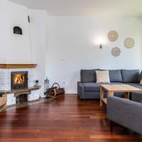 Deluxe One Bedroom Apartment with Balcony and Mountain View