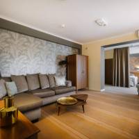 Queen Suite with Two Single Beds