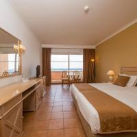 Twin Deluxe Room with Side Sea View