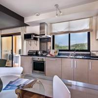 One-Bedroom Apartment with Pool Side