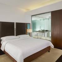 Premium Deluxe, Guest room, 1 Queen, Mid floor