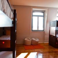 Bed in 6-Bed Dormitory Room with City View