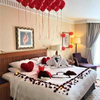 Deluxe King Room with City View