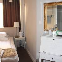 Single Room with shared bathroom in corridor