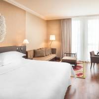 Club, Club lounge access, Larger Guest room, 1 King