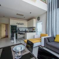 Apartment with Mountain View