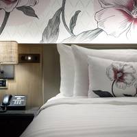 1 Bedroom Corner Suite - Roselle Suite