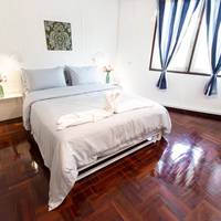 Queen Room with Balcony with Shared Bathroom 