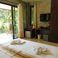 Superior Villa King Bed with Stream View