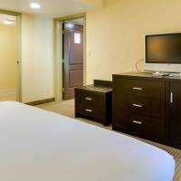 One-Bedroom King Suite - Accessible with Roll in Shower
