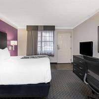 King Room with Bath Tub - Mobility Accessible/Non-Smoking
